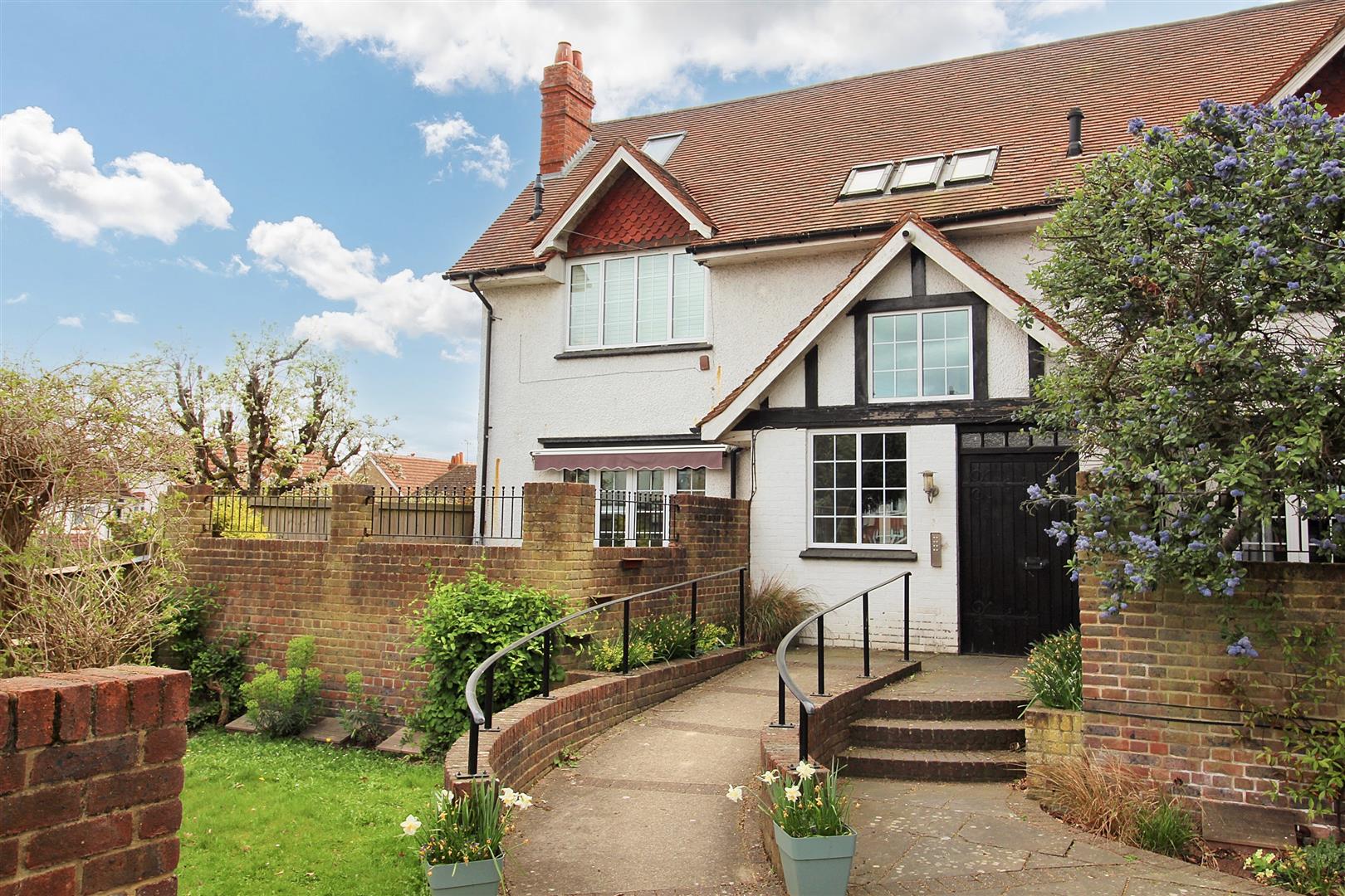 2 bed property in Grovelands Road, Reading
